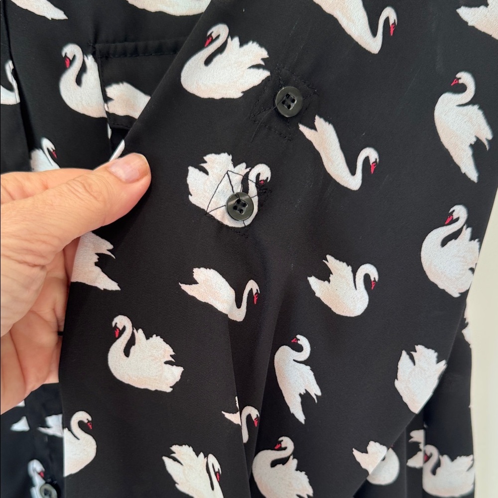 Soho New York &‎ Company Long Sleeve Blouse - Large - Black White Swan Pattern - Picture 6 of 8